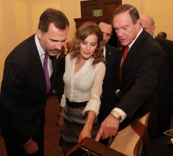 Don Felipe y Doña Letizia junto al director de la biblioteca, David Zeidberg, observan uno de los documentos del período colonial español durante su v